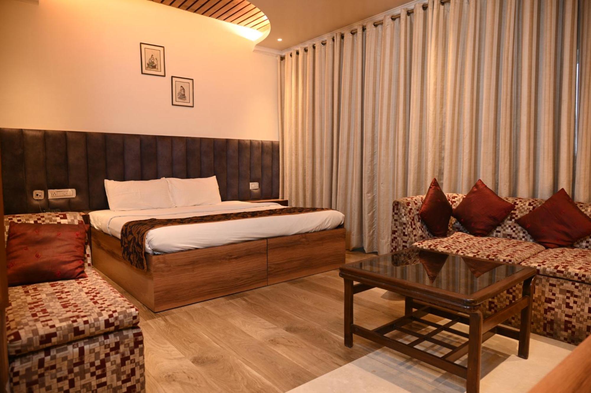 Jullundur & Restaurant Hotel