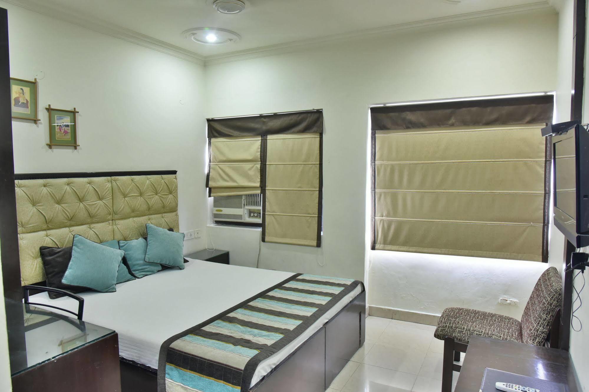 Jullundur & Restaurant Hotel 2*