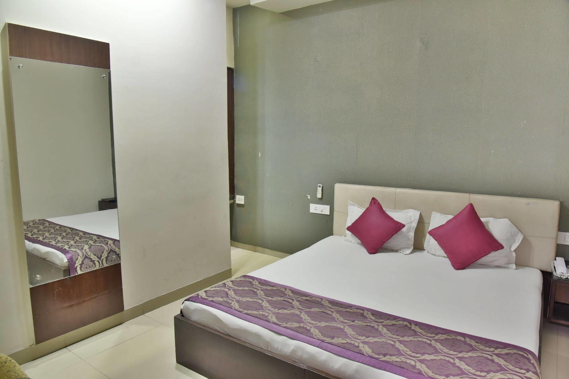 Jullundur & Restaurant Hotel